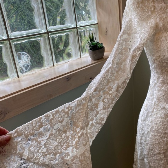 Laundry lace Bodycon Dress with Bell Sleeves!! Gorgeous for Era's tour or BTB - Picture 4 of 11